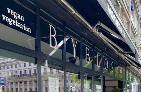 Restauracja Byblos. Oklejanie witryn sklepowych